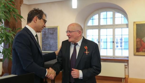 Staatssekretär Dr. Andre Baumann gratuliert Edmund Hensle zum Bundesverdienstkreuz