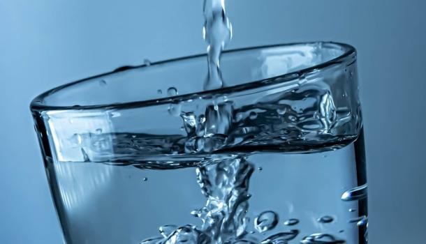 Wasserglas in das Wasser eingefüllt wird