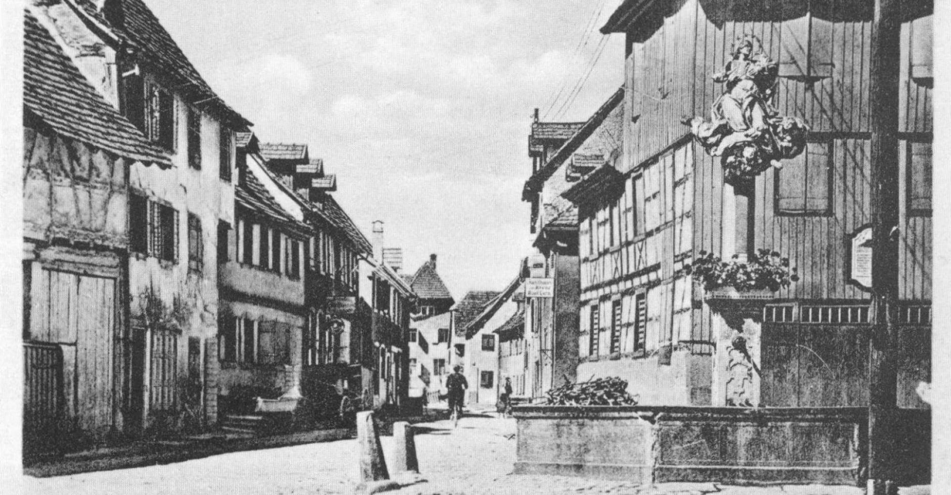 Blick in die Festungsstraße (im Jahr 1927) mit Marienbrunnen im Vordergrund