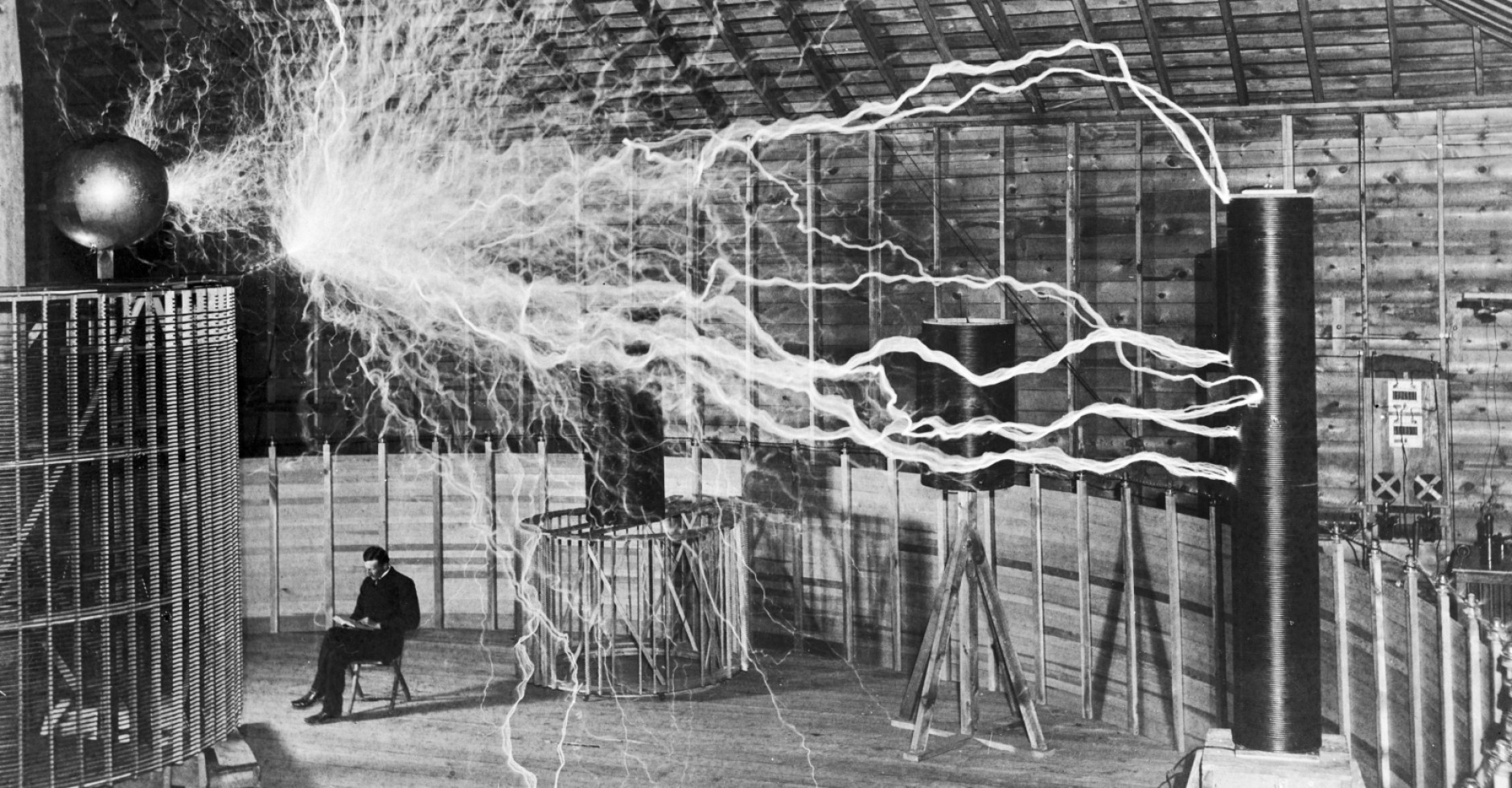 Tesla in seinem Labor in Colorado Springs, Dezember 1899