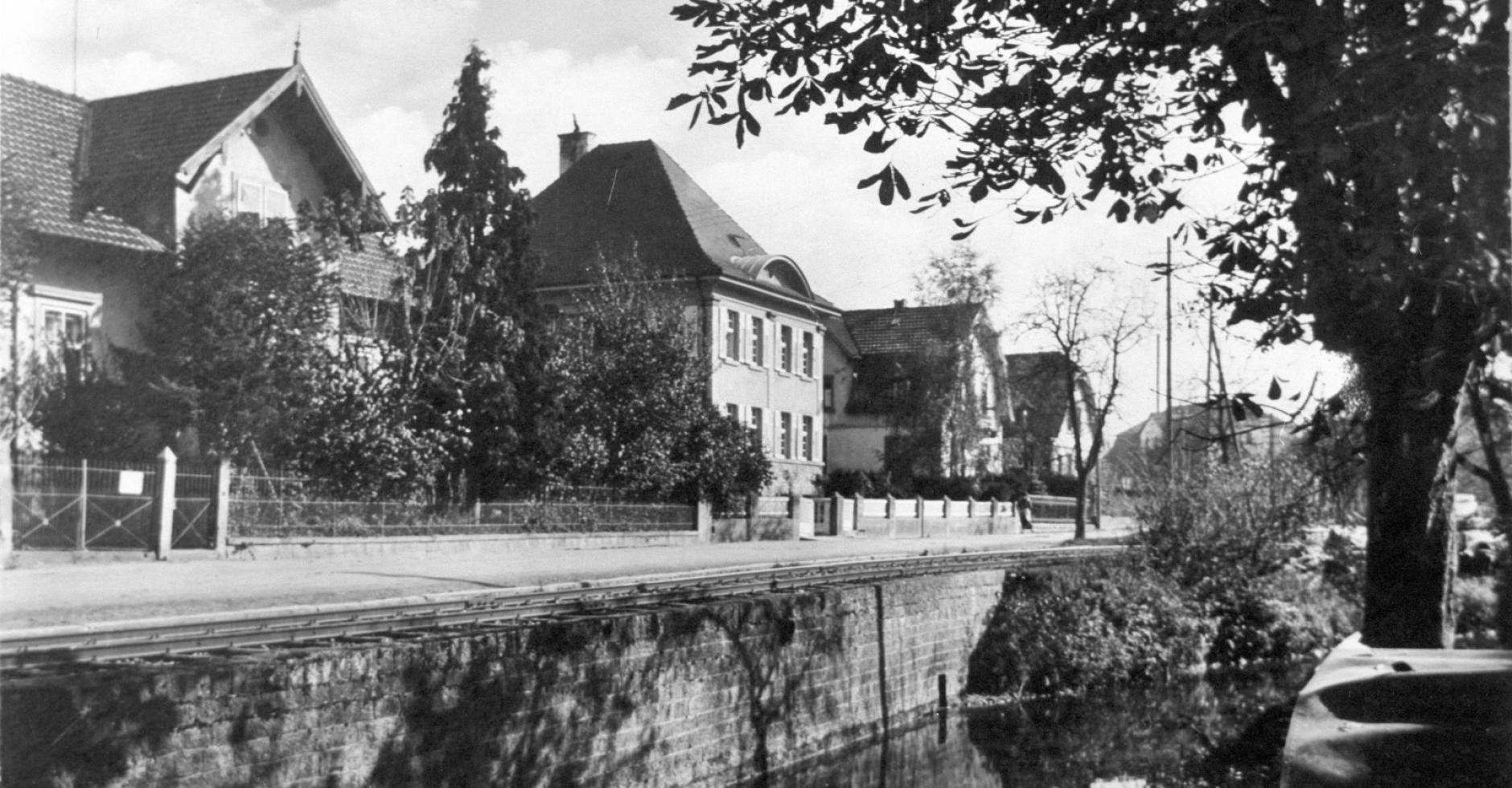 Bild der damaligen Münchweierer Straße, im Hintergrund die Stoelcker Stuhlfabrik