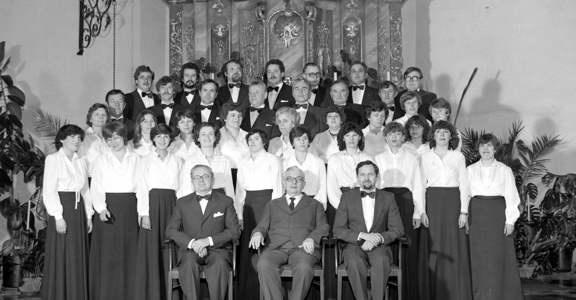 1980 Pfarrer Weber (vorne in der Mitte) im Kreis des Altdorfer Kirchenchores