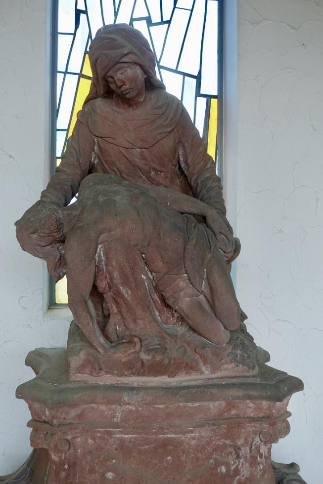 Pieta von Klosterbruder Aegidius Butsch in der Friedhofshalle des „neuen Friedhofs“