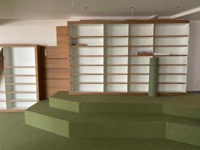 Erste Bücherregale im Kinderbereich