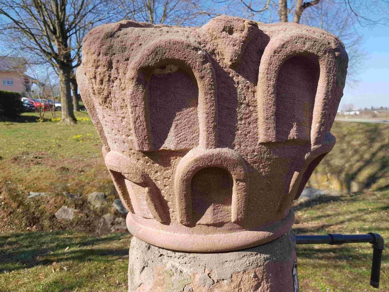 Kopie des Kapitells des Hähnlebrunnes