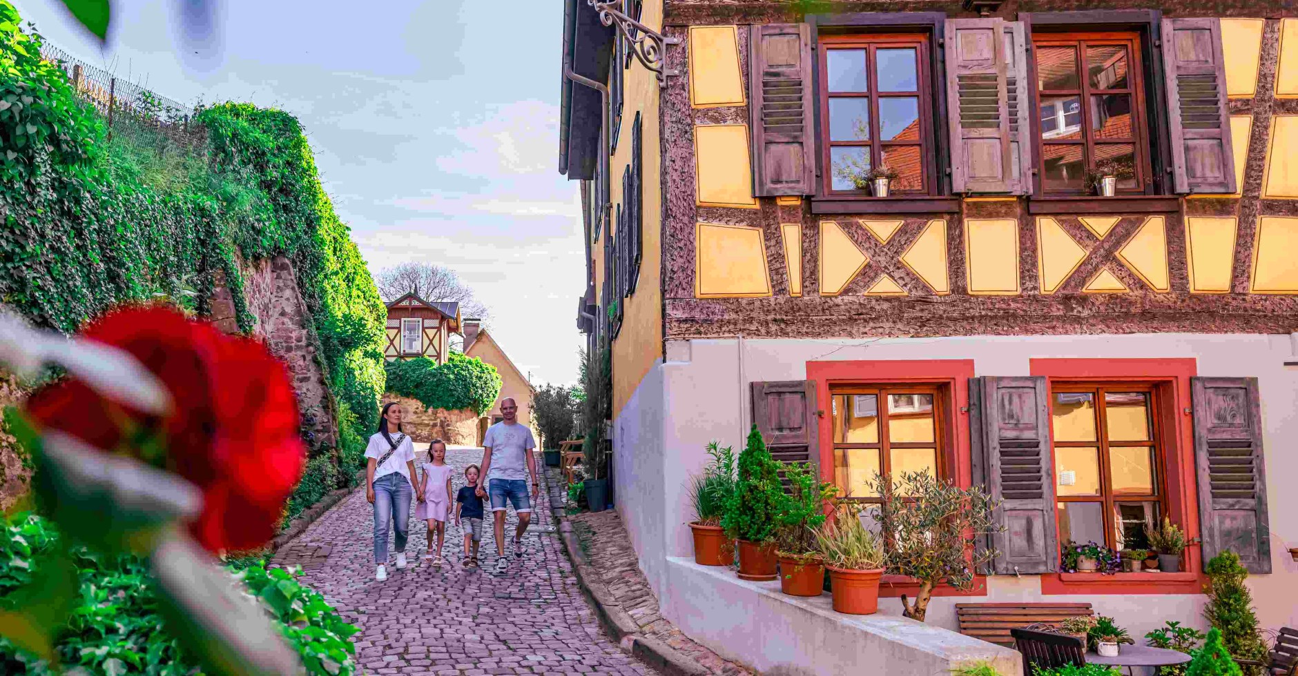 Familie beim Spaziergang in der Rohanstraße Familie beim Spaziergang in der Rohanstraße