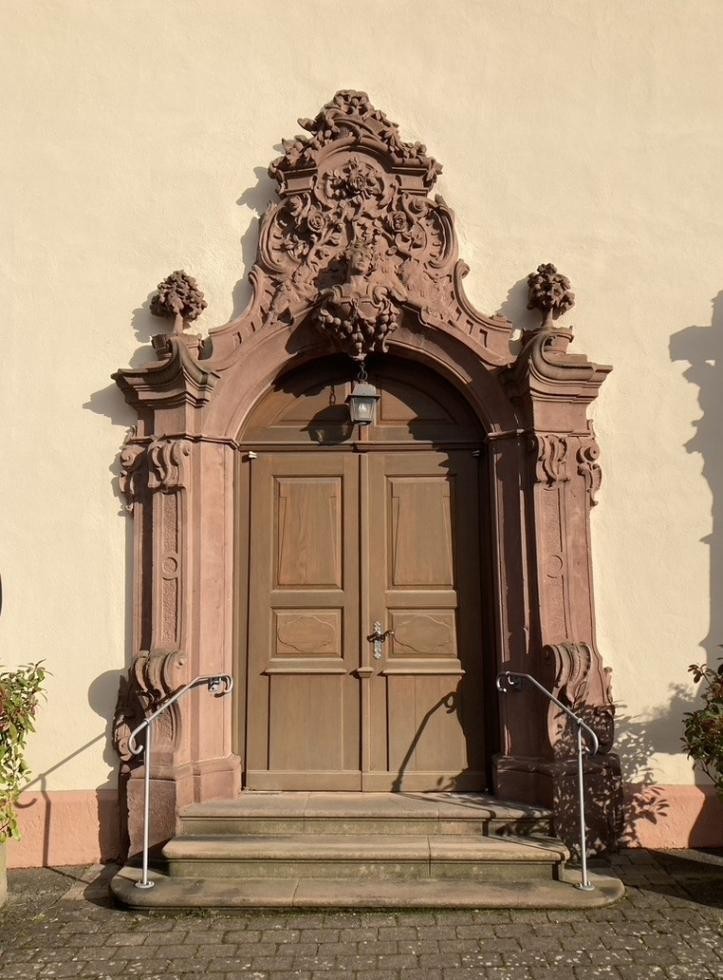 Hauptportal der Marienkirche Ettenheimweiler, ehemals in der Orangerie des Klosters Ettenheimmünster. Schlussstein mit der Büste des hl. Landelin und Wappen des Abtes Dornbluet. (Foto: FMH)