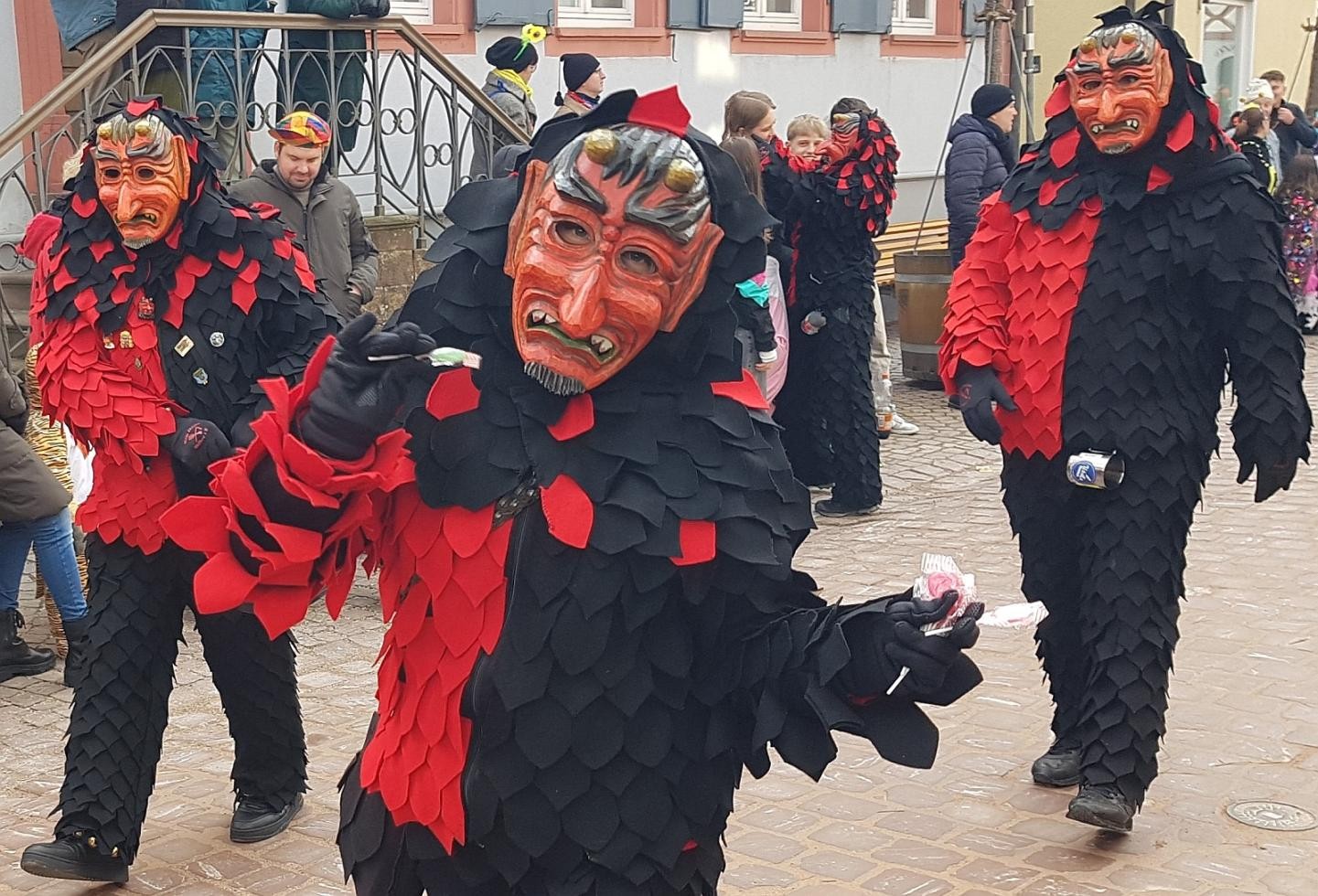 Die Wallburger Narrenzunft Wilden Christen beim Umzug in Ettenheim 2.2.25 (Foto: SigSchul)