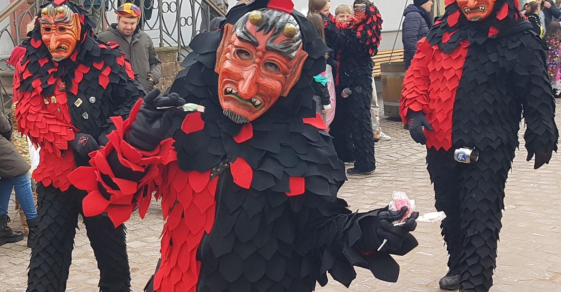 Die Wallburger Narrenzunft Wilden Christen beim Umzug in Ettenheim 2.2.25 (Foto: SigSchul)
