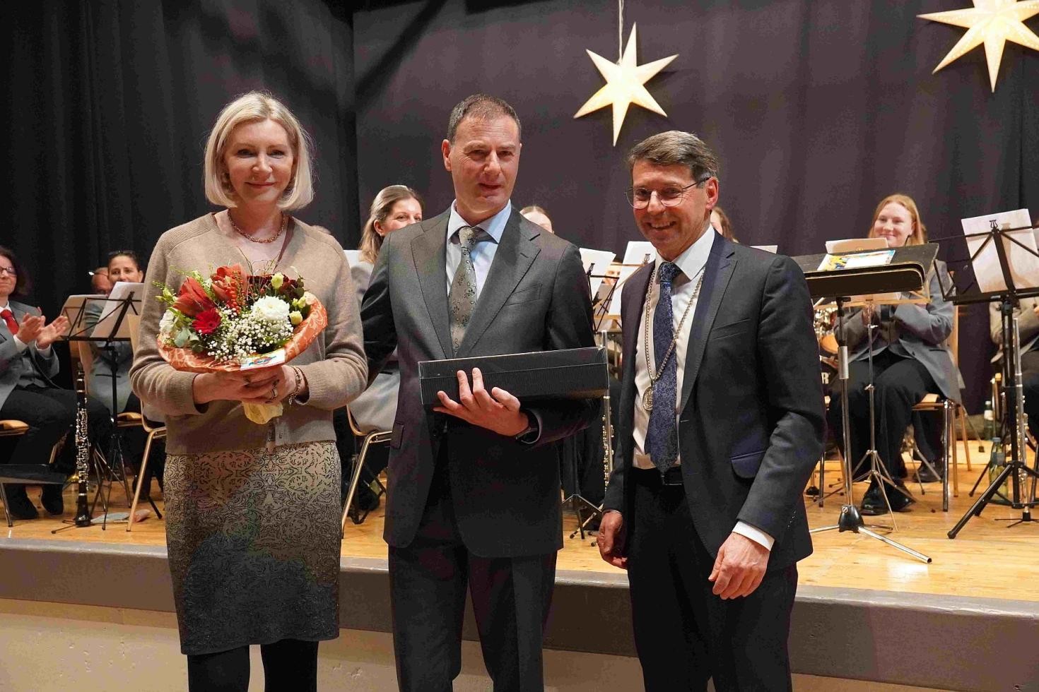 v. l. Irena und Jürgen Burmeister, Bürgermeister Bruno Metz