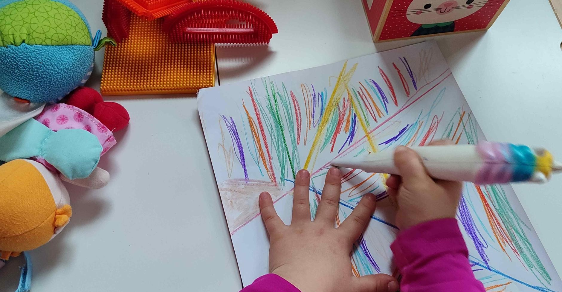 Kitaszene Kitaszene: Kind beim Malen