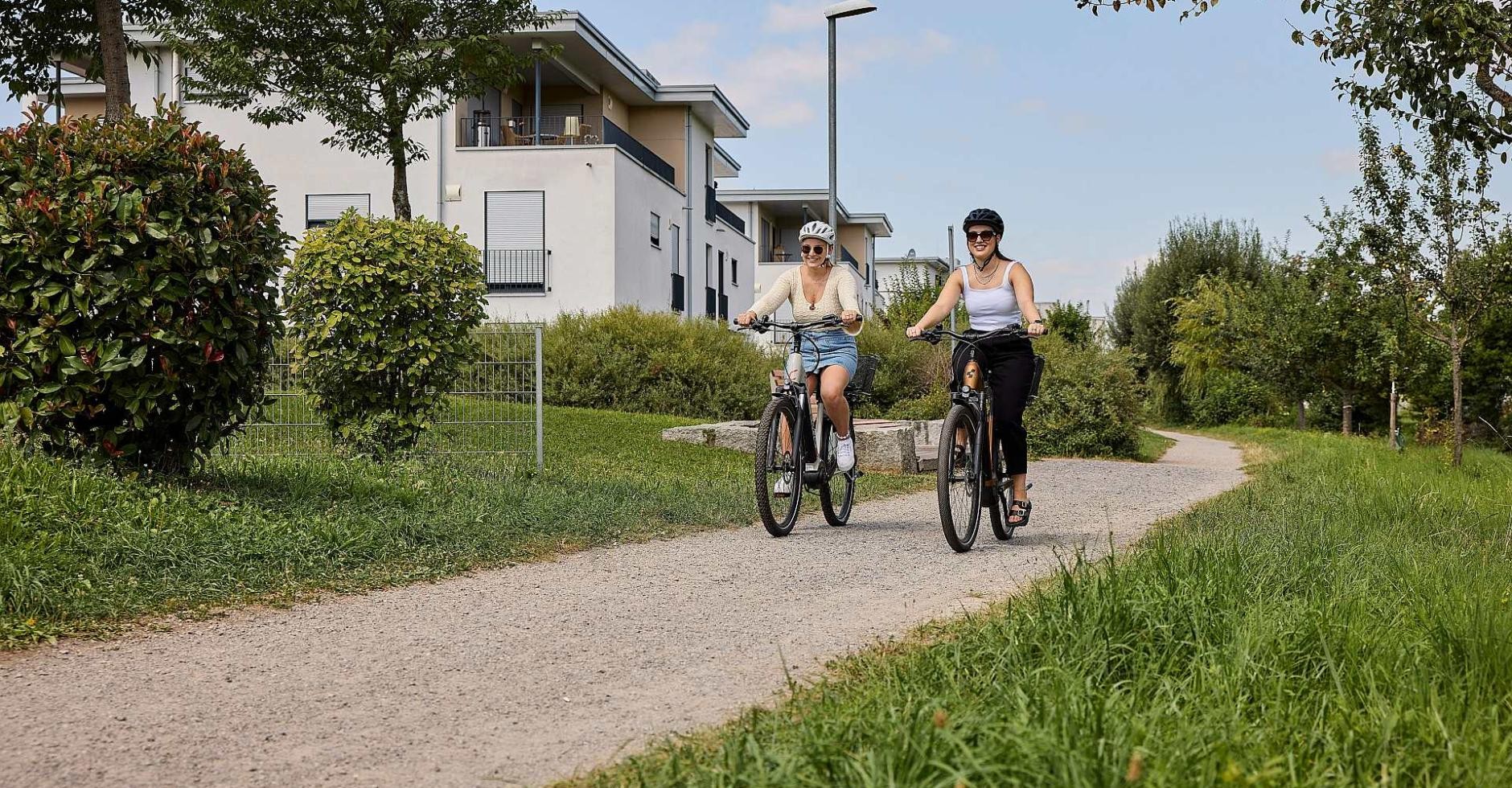 Radfahrerinnen auf dem Radweg Zwei Radfahrerinnen auf einem Radweg