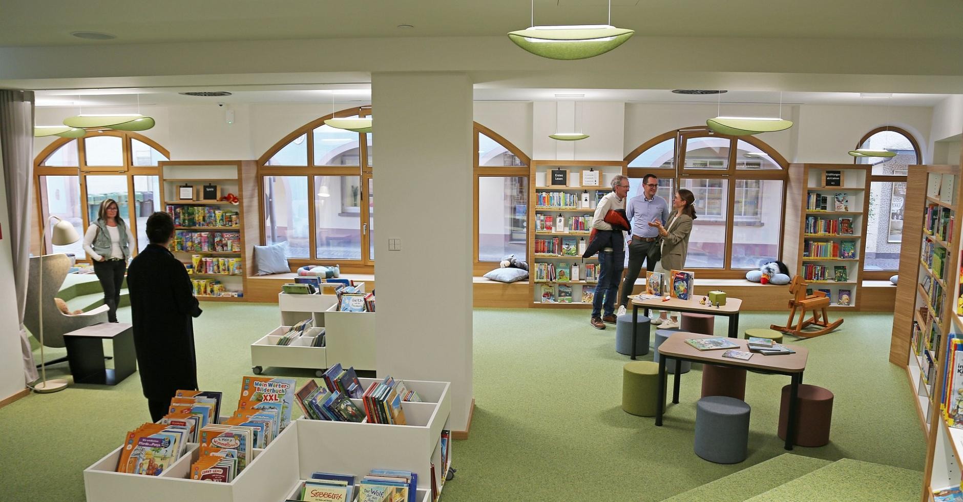 Besucher in der neuen Mediathek Besucher in der neuen Mediathek