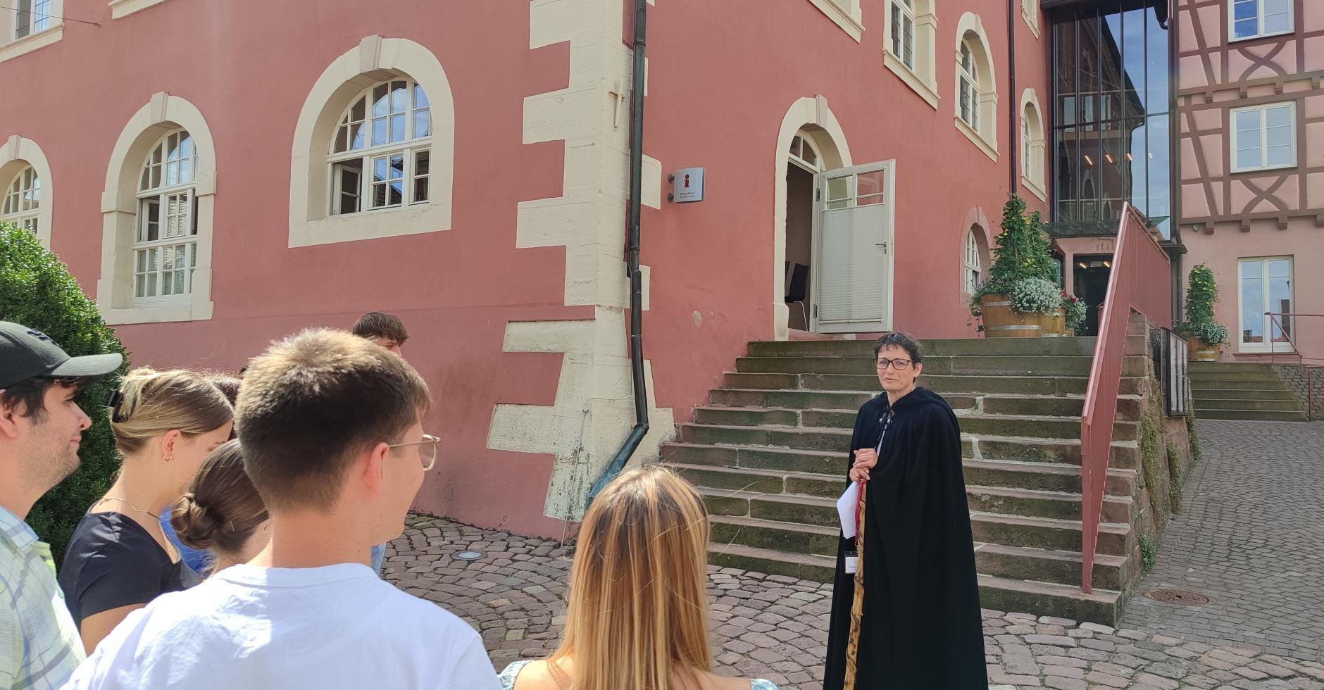 Rathaus Ettenheim mit "Hexe" bei der Hexenführung Rathaus Ettenheim mit "Hexe" bei der Hexenführung