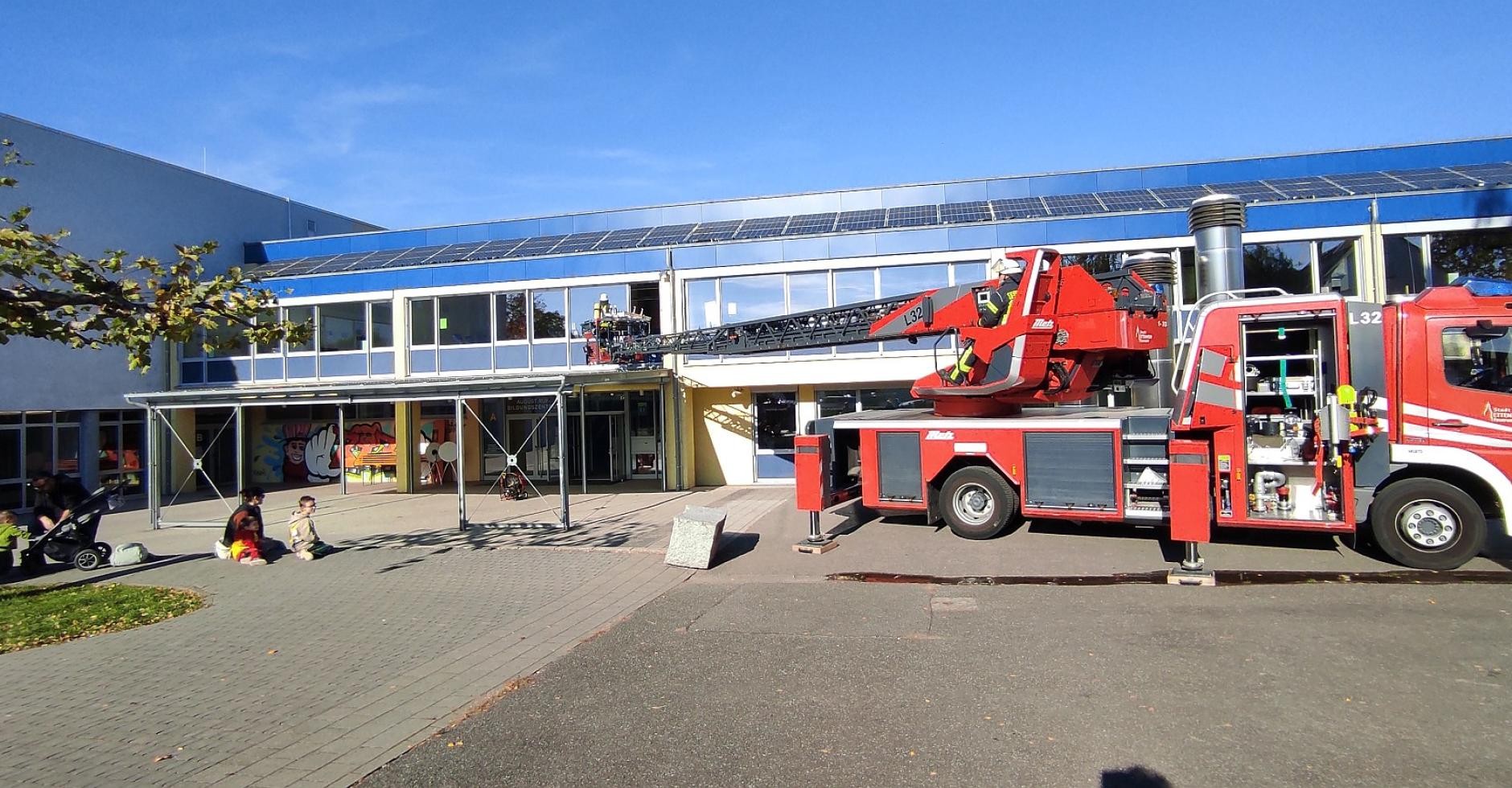 Feuerwehrübung Feuerwehrübung - Rettung mit einer Drehleiter