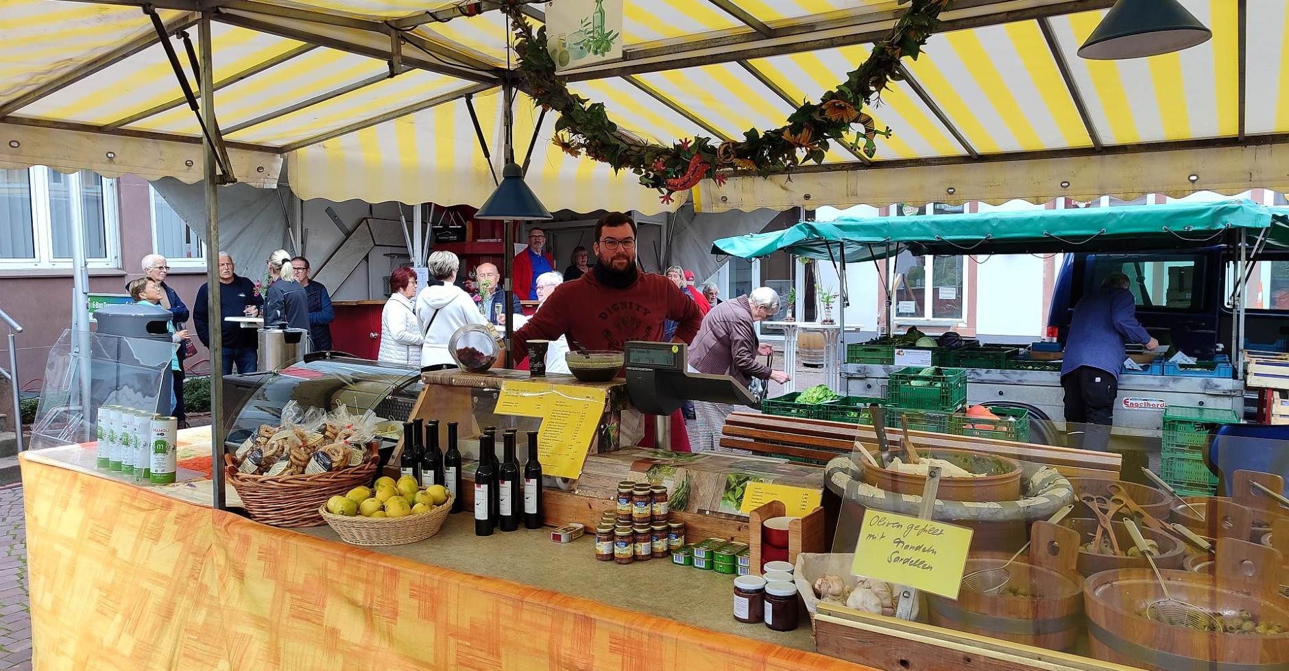 Marktstand auf dem Ettenheimer Wochenmarkt Markstand mit Oliven und mediterranen Spezialitäten auf dem Wochenmarkt