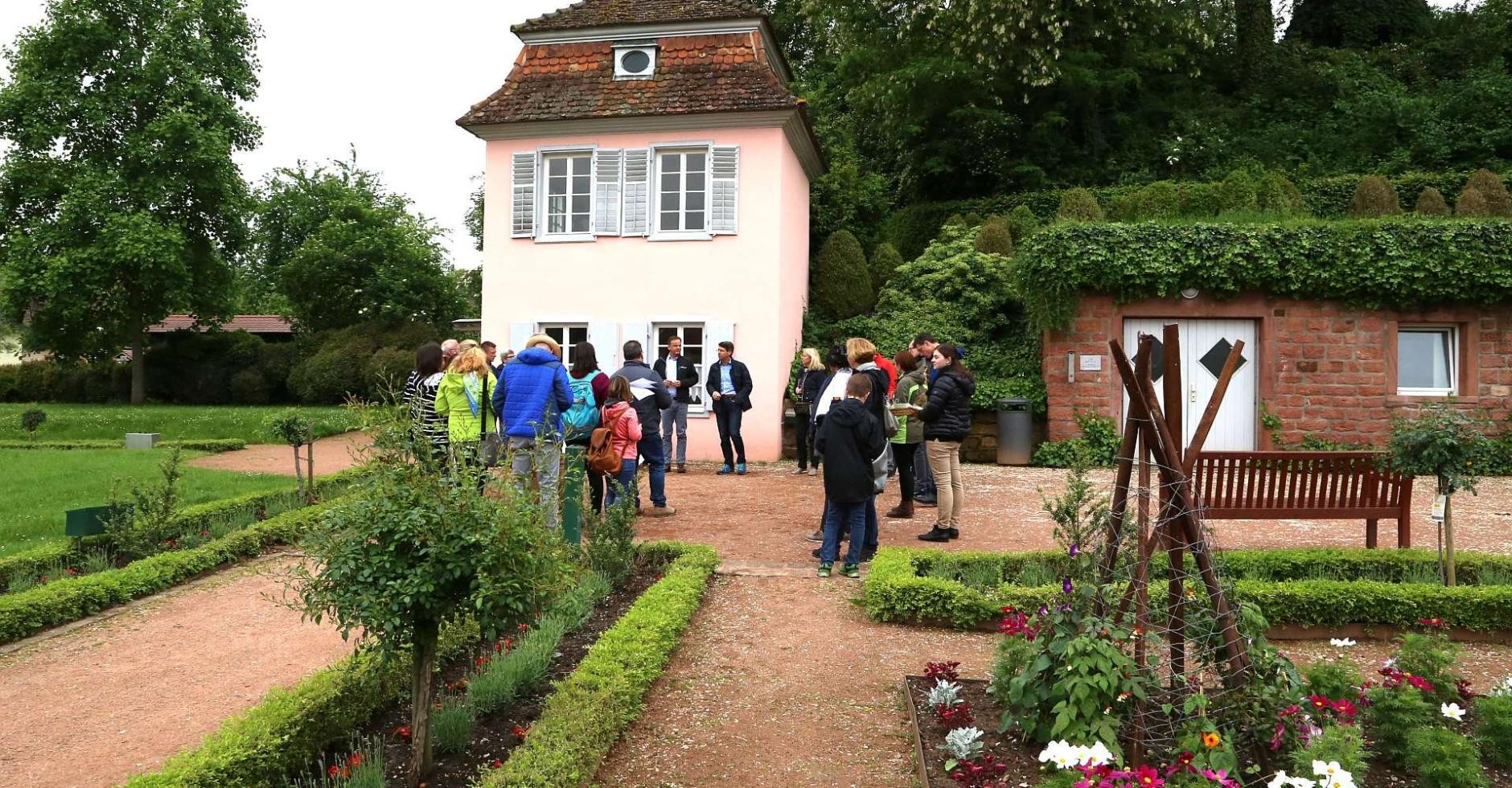 Bürgermeister Metz mit Wandernden bei einer vergangenen Veranstaltung Bürgermeister Metz mit Wandernden bei einer vergangenen Veranstaltung