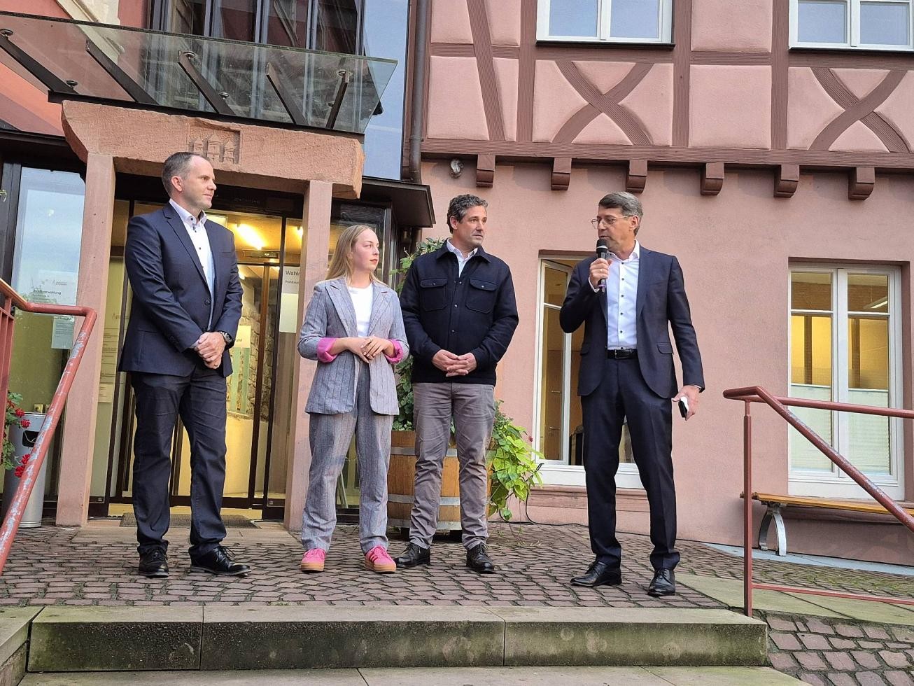 v. l. Alexander Ruchti, Carina Kratt, Dominik Eble und Bürgermeister Bruno Metz