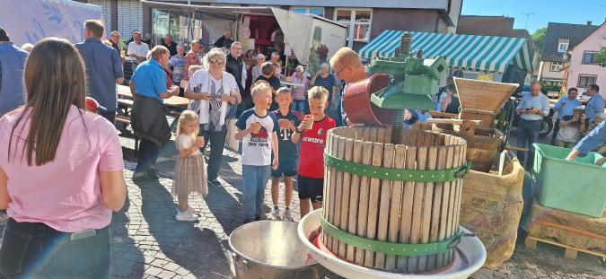 Kinder freuen sich über Traubensaft
