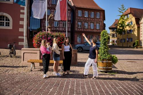 Stadtführung vor Rathaus