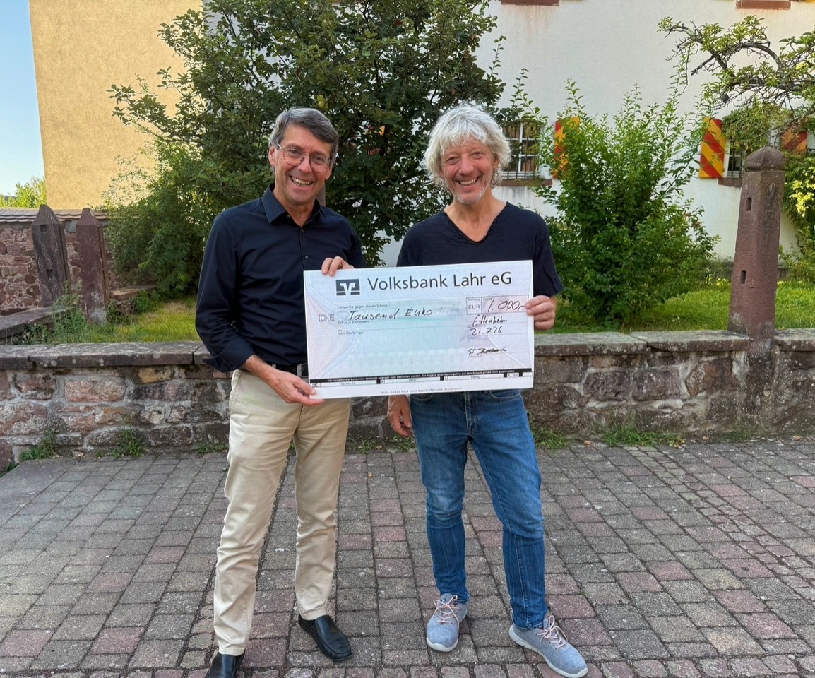 Dirigent des Kammerorchesters Ettenheim überreicht Bürgermeister Metz Spendenscheck