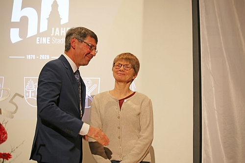 Bürgermeister Bruno Metz ehrt Beate Kostanzer