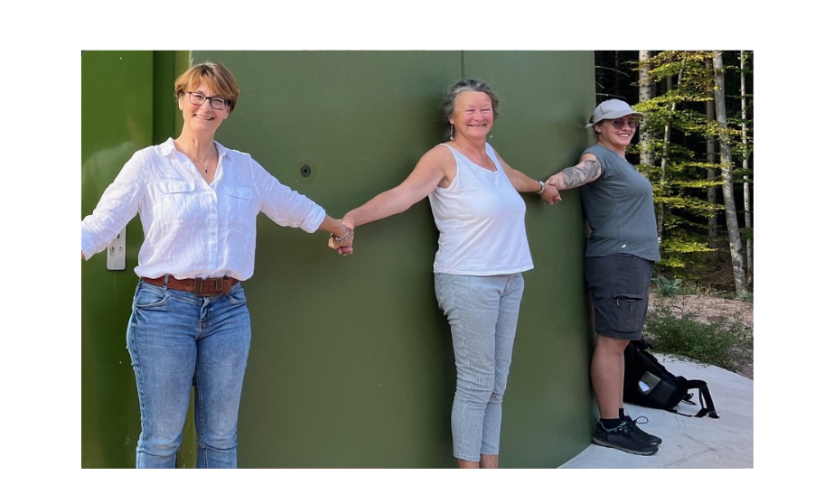 Künftige Klimabotschafterinnen am Fuße des Windrats