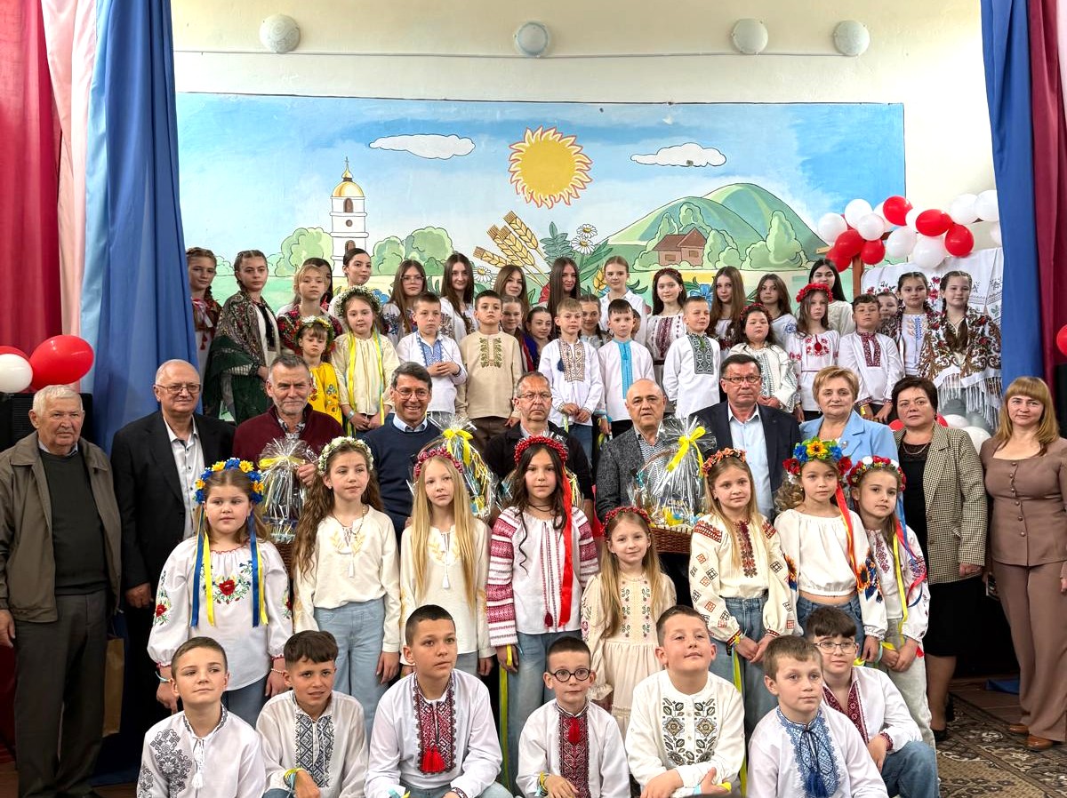 Gastgeber und Besucher in einer urkrainischen Schule