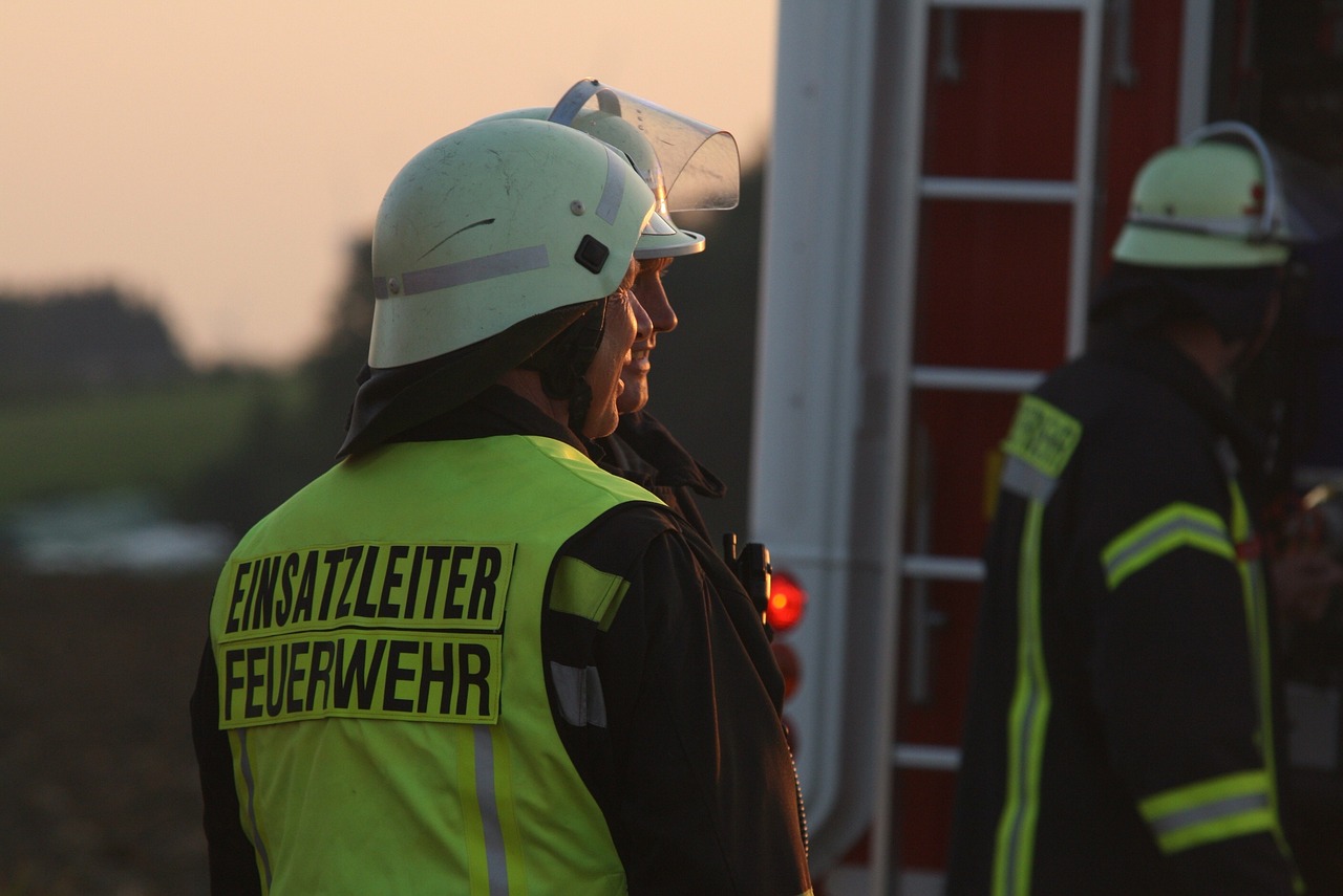 Rückansicht von Feuerwehrmännern