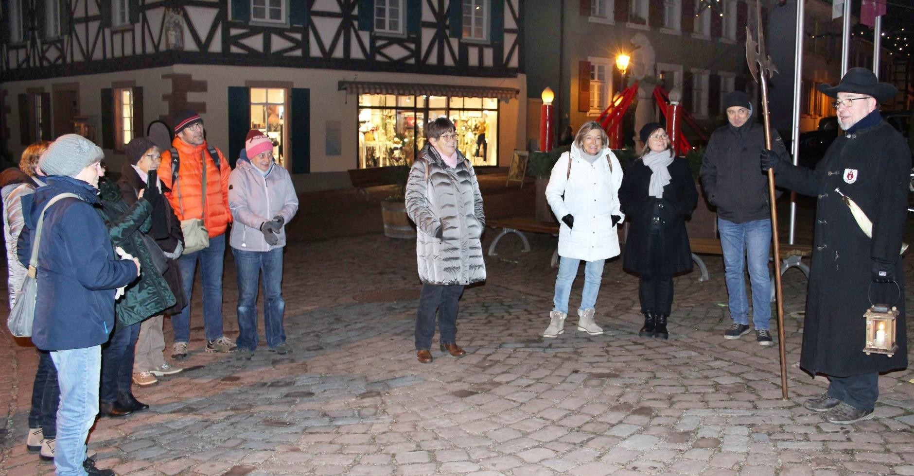 Teilnehmende einer Nachtwächterführung