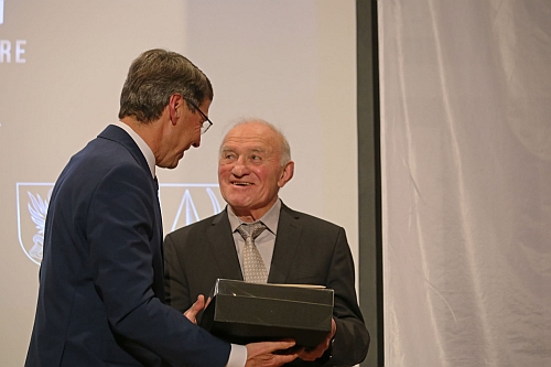 Bürgermeister Bruno Metz ehrt Manfred Schöpf