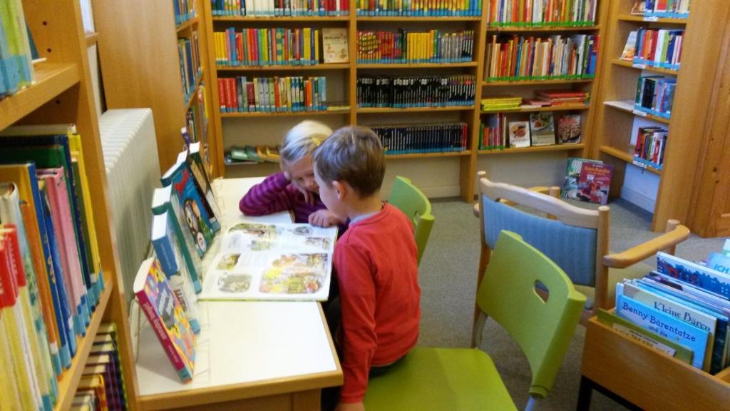 Kinder in Bücherei