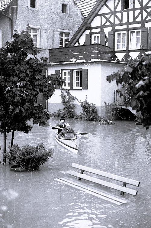 Steggasse, Hochwasser 1978: Zum Einkaufen mit dem Paddelboot  (Foto: Sammlung Oehler)
