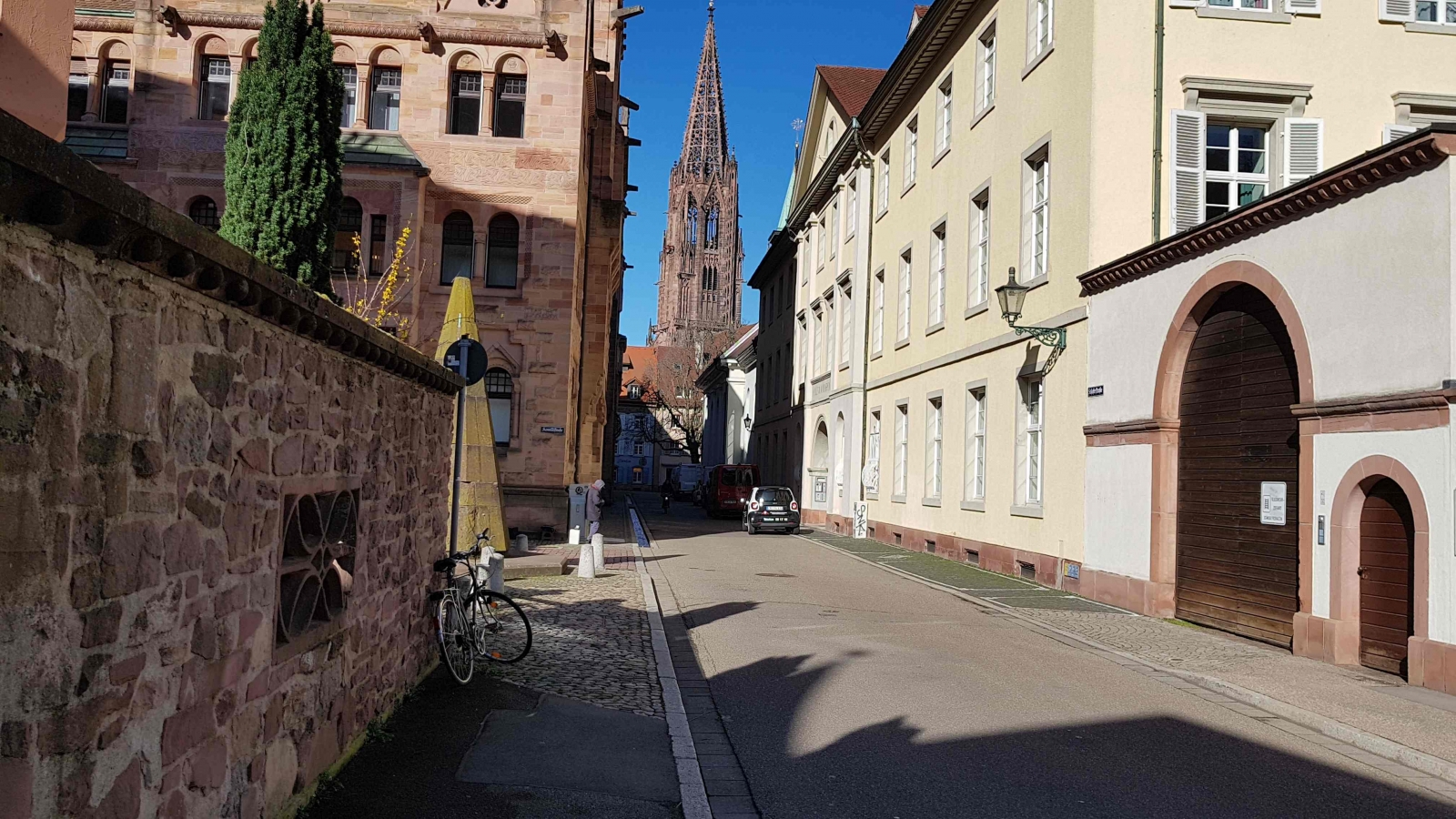 Schoferstraße in Freiburg - rechts das Collegium Borromaeum