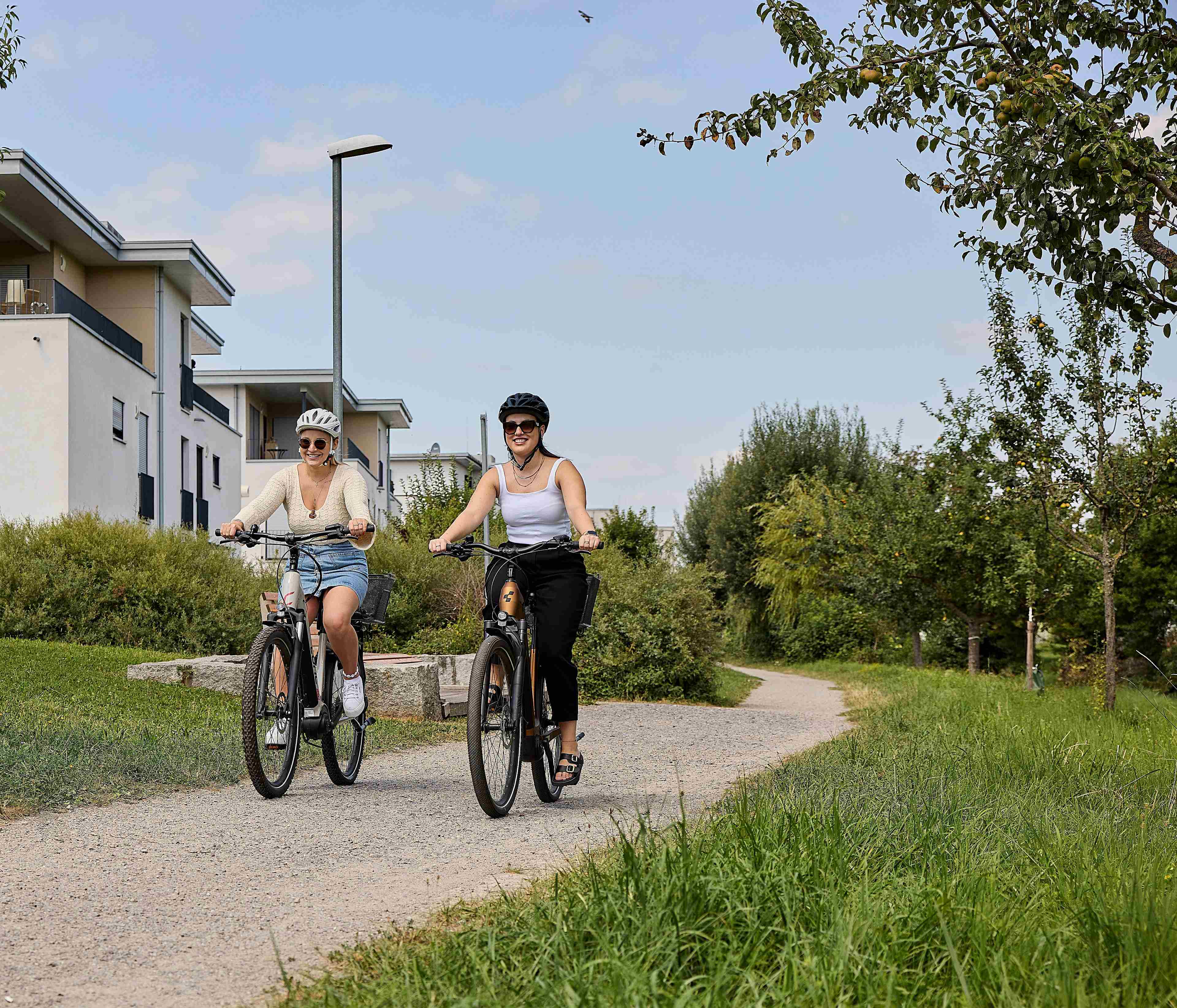 Radlerinnen entlang des Ettenbachs