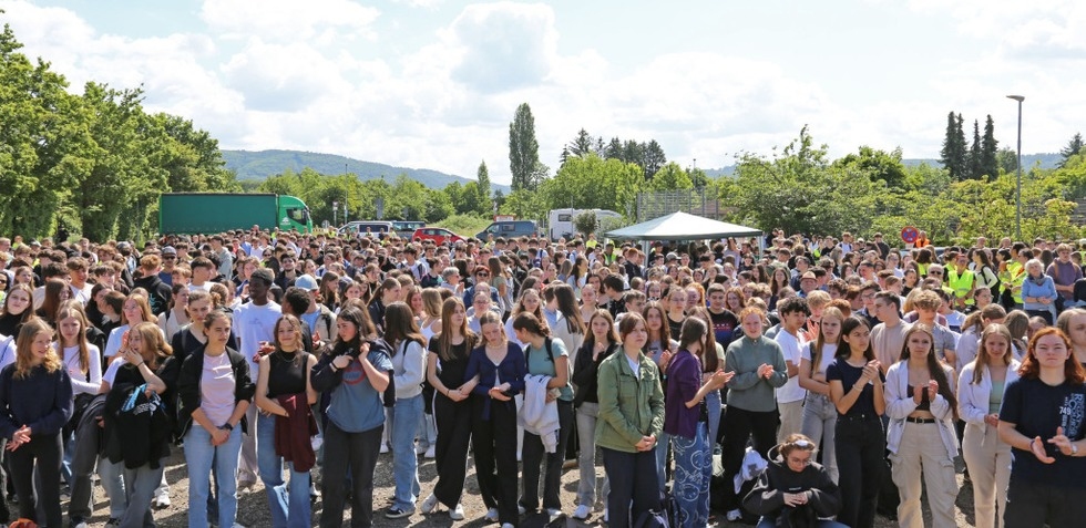 Teilnehmende Schüler*innen bei der Kundgebung