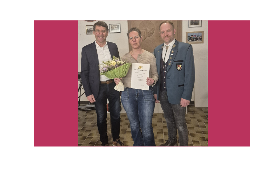 Simone Kunz vom Schützenverein erhält die Landesehrennadel