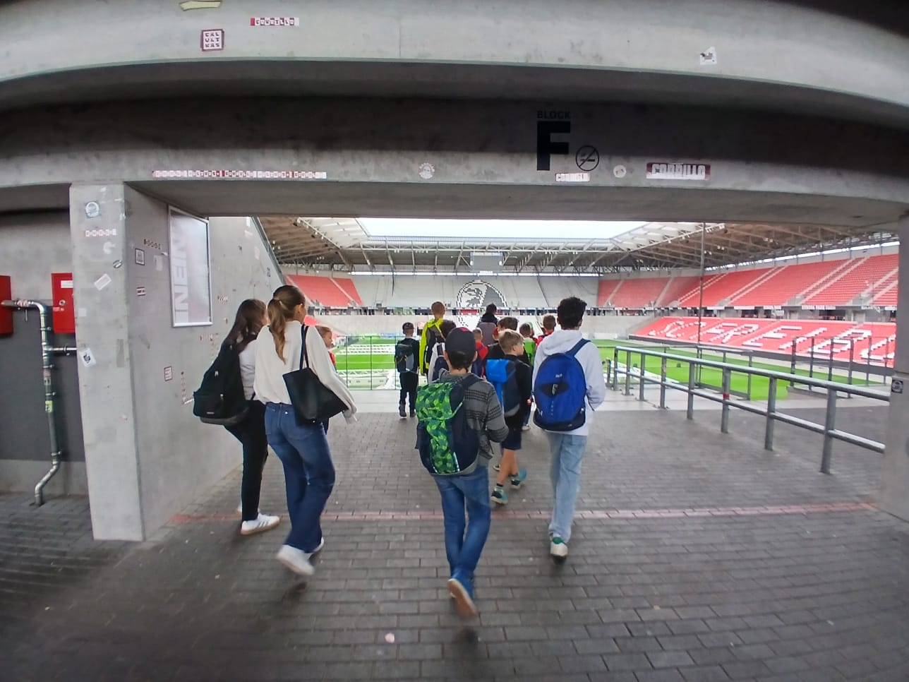 Staunende Kinder beim Reinlaufen in das SC Stadtion