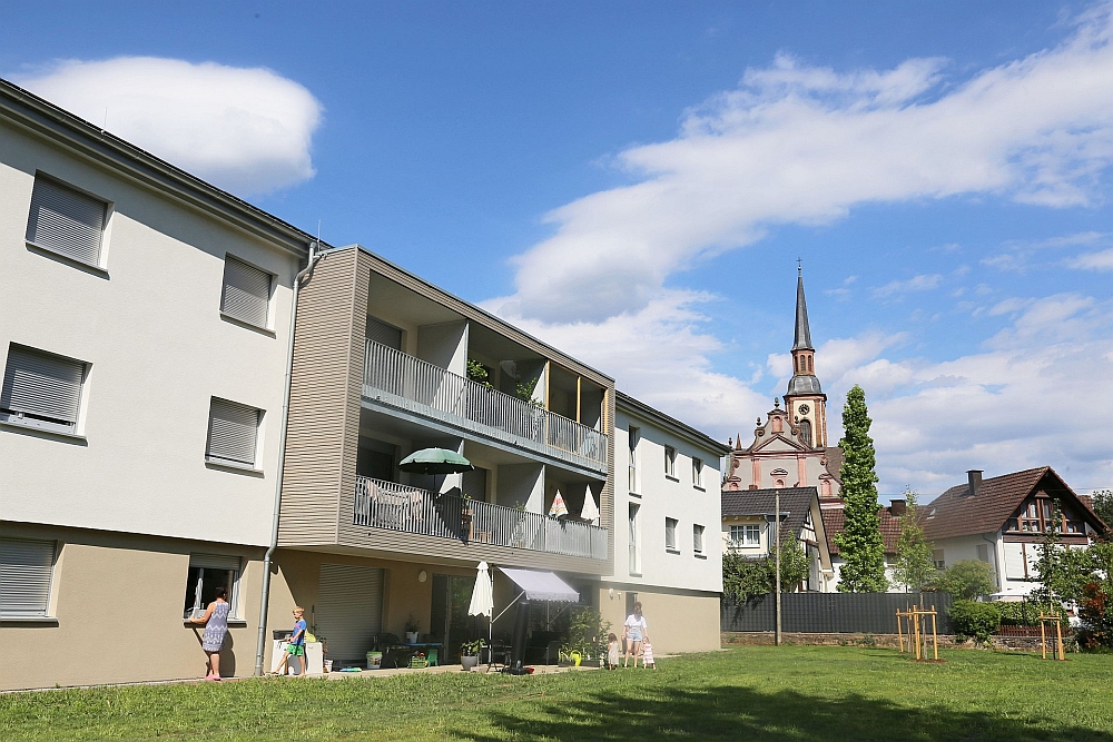 Gebäude mit Balkonen von der Rückseite