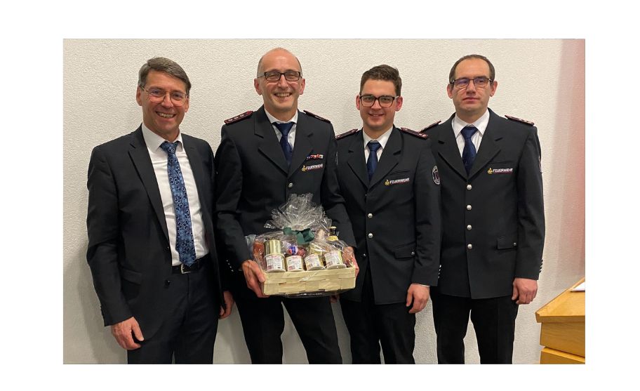  v. l. Bürgermeister Bruno Metz, Jürgen Rauer, Lukas Schaudel, Christian Mösch